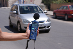 Medidor de humedad ambiental comprobando el nivel sonoro.