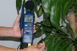 Medidor de humedad ambiental comprobando la tempearatura.