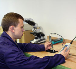 Medidor de radiación PCE-MGM 3000 realizando una medición