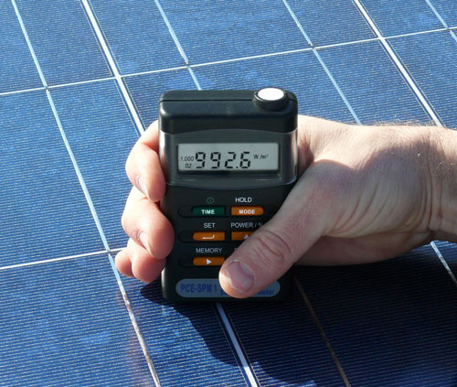 Medición de un panel de celulas fotovoltaicas con el medidor de radiación solar PCE-SPM1