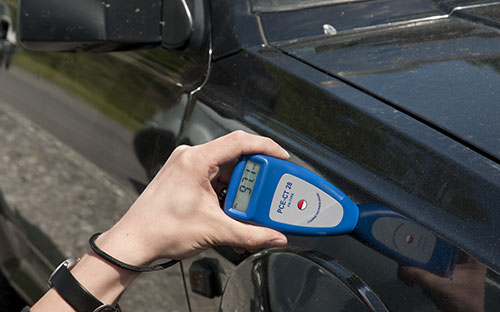 Medición del recubrimiento en un coche con el medidor de recubrimiento PCE-CT 28.