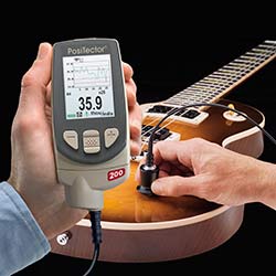 Aqu se puede ver el medidor de recubrimientos PT-200 midiendo sobre una guitarra.