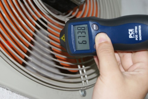 Uso del medidor de revoluciones en el aspa de un aspirador de ventilaci�n.