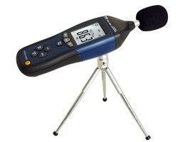 Medidor de ruido PCE-322A realizando una medición con el trípode que lleva el envío.