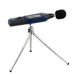 Medidor de sonido PCE-322A realizando una medición con el trípode que lleva el envío.