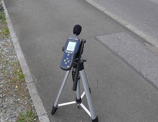 El medidor de sonido midiendo el ruido en una calle.