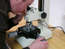 Observación de unas muestras en un laboratorio con el microscopio de investigación PCE-XM 100.