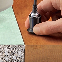 El micrometro determinando el espesor de capas sobre madera.
