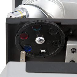 Aquí se muestra el disco de filtro cromático del microscopio LCD para estudiantes PCE-BM 100.
