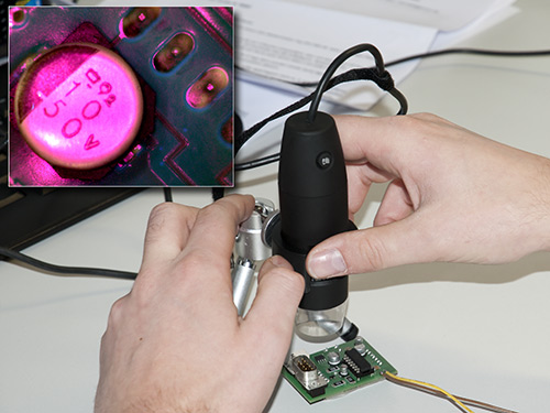 Microscopio USB con luz ultravioleta PCE-MM 200 UV revisando una placa