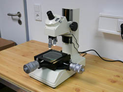 Microscopio de investigación PCE-XM 100 para realizar pruebas en el laboratorio.