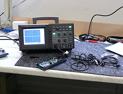 Osciloscopio de laboratorio PCE-UT 2152C realizando una comprobaci�n en proceso.