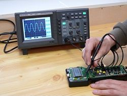 Osciloscopio con memoria PCE-UT 2202C realizando una comprobación en proceso.