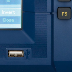 Conexi�n para el l�piz USB para registrar se�ales y ajustes.