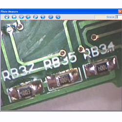 Aqu� ve el microscopio USB PCE-MM 200 investigando una placa.