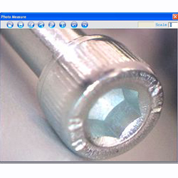 Aqu� ve el microscopio USB PCE-MM 200 analizando un material.