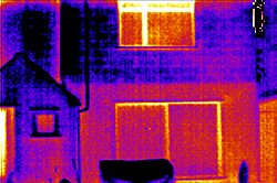 Se aprecia la alta radiacin trmica en las ventanas con sistema de termografa.