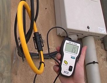 Amper�metro PCE-EI-3000 usandose en un centro transformador.