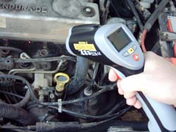 Medici�n de la temperatura del motor con el pir�metro PCE-888.