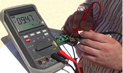 Comprobaci�n de los circuitos de una placa con el  pol�metro digital W-20-TRMS