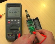 Comprobando las conexiones de un aparato de medici�n con el polimetro W-20 TRMS. 