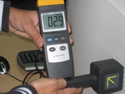 Radimetro PCE-G28 midiendo la radiacin que emite un monitor.