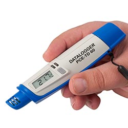 El registrador de datos de temperatura tiene unas dimensiones compactas.