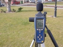 Son�metro PCE-322 comprobando el nivel del ruido en un parque.