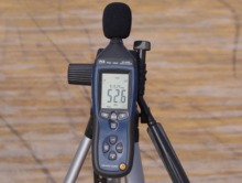 Son�metro PCE-322 midiendo el sonido ambiental.