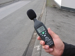 El sonómetro PCE-999 midiendo en la calle.