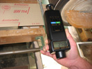 Tac�metro de mano PCE-T236 en la medici�n de velocidad con contacto en m/min.