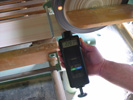 Tacómetro de mano PCE-T236 en la medición de velocidad con contacto en m/min.