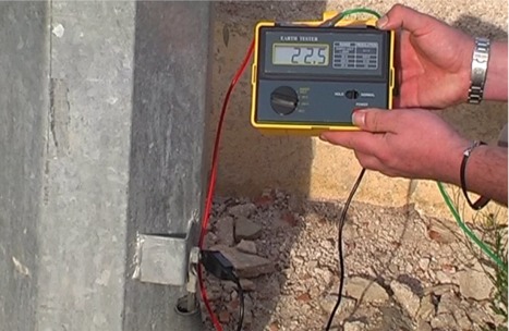 El telurómetro PCE-ET 3000 midiendo la resistencia contra tierra de una instalación eléctrica.