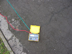 Telurometro con los tres cables de comprobación.
