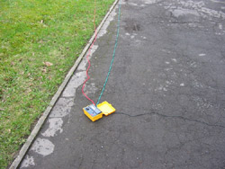 Telurometro con los cables de comprobación de la resistencia contra tierra