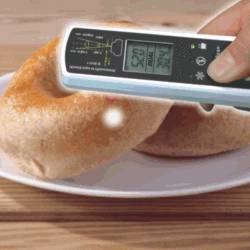 Punto de medicin iluminado con el termometro para alimentos PCE-IR 100 en el objeto de medicin.
