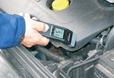 Diagn�stico en un autom�vil con el termometro infrarrojo MS-Pro.