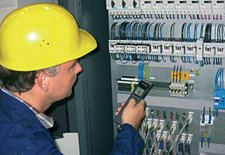 Mantenimiento de un cuadro eléctrico con el termometro infrarrojo MS-Pro.