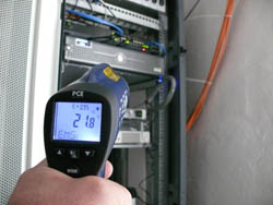 Term�metro infrarrojo midiendo un cuadro de control.