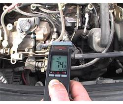 Comprobacin de la temperatura del motor de un coche con el termometro laser MS-Plus