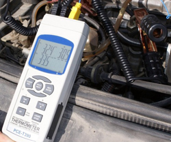 Termometro de contacto PCE-T390 midiendo la temperatura del motor de un coche.