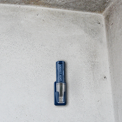 Imagen del termometro USB PCE-HT 71 instalado en una pared.