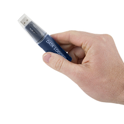 Aqu&iacute;, se puede observar una comparaci&oacute;n de tama&ntilde;o term&oacute;metro usb, sujetado con una mano. 