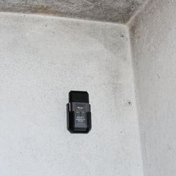 Imagen del termometro USB PCE-HT 71 instalado en una pared.