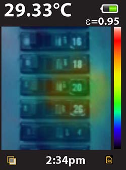 Aquí puede ver la cámara termográfica VT02 durante una medición