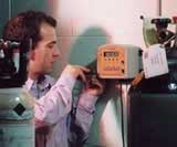 Transmisor de CO2 Cellar Safe durante la instalaci�n en un almac�n de una f�brica.
