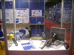 Equipos de pesaje y medidores en una vitrina en la Feria Laboralia.