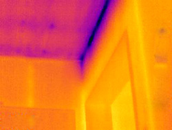 Im&aacute;genes t&eacute;rmicas del interior de un edificio con la c&aacute;mara termogr&aacute;fica.