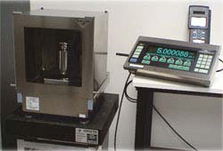 Calibración de una balanza en el laboratorio de calibración.