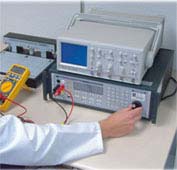 Calibración de un multímetro en el laboratorio de calibración.